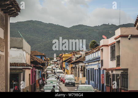 San Cristobal de las Casas, Chiapas/Mexiko - 21/07/2019: Detail der Innenstadt von Straßen Stockfoto