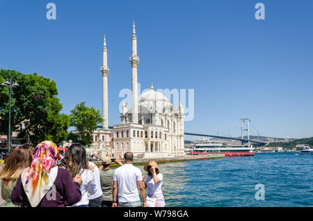 Istanbul, Türkei - 07.Juli 2019: Ortaköy Moschee (Große Moschee von mecidiye) und Touristen Stockfoto