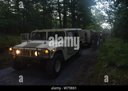 New York Army National Guard Soldat aus der 42th Infantry Division für einen Konvoi Bewegung auf Fort Drum, N.Y., 24. Juli 2019 vorbereiten. Die Soldaten waren die Teilnahme an einem warfighter Übung, eine Schulungsveranstaltung vor der Bereitstellung. (New York Army National Guard Foto von Sgt. Andrew Valenza) Stockfoto