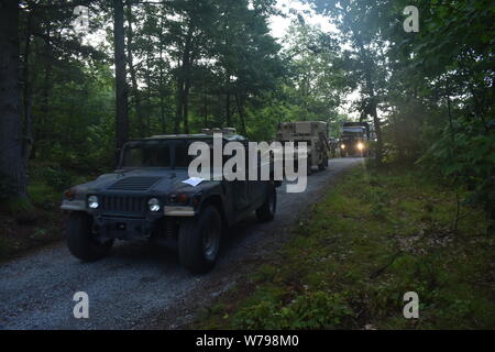 New York Army National Guard Soldat aus der 42th Infantry Division für einen Konvoi Bewegung auf Fort Drum, N.Y., 24. Juli 2019 vorbereiten. Die Soldaten waren die Teilnahme an einem warfighter Übung, eine Schulungsveranstaltung vor der Bereitstellung. (New York Army National Guard Foto von Sgt. Andrew Valenza) Stockfoto