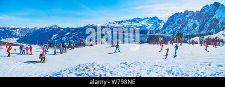 GOSAU, Österreich - 26. FEBRUAR 2019: Die zwieselalm Alpine Meadow ist beliebter Wintersportort mit perfekten Pisten, Netzwerk der Sessellifte und moderne cablew Stockfoto
