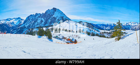 Panorama der verschneite Piste der Zwieselalm Berge, durch felsige Gipfel der Alpen, Dachstein West Gosau, Salzkammergut, Österreich umgeben Stockfoto