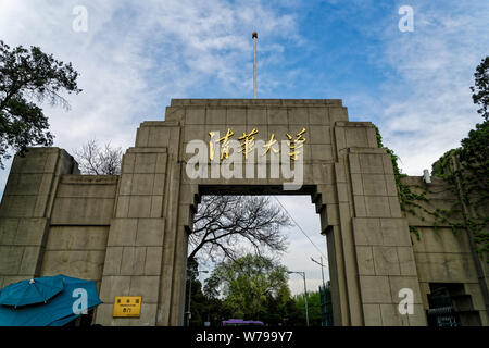 ---- Blick auf den Haupteingang der Peking Universität in Peking, China, 14. April 2017. Chinesische Hochschulen gepflegt ihre führenden Positionen in den späten Stockfoto