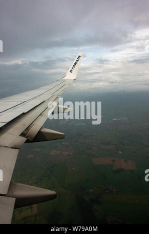 Flügel auf einer Ryanair Boeing 737 - 800 in britischen Luftraum auf dem Weg zum Flughafen Manchester, England Stockfoto
