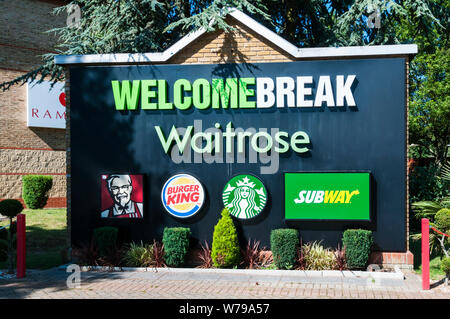Ein Welcome Break Birchanger Autobahn Anmelden bei Dienstleistungen, die auf der M11 mit Marken von Waitrose, KFC, Burger King, Starbucks und U-Bahn. Stockfoto