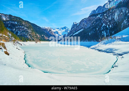 Die malerische reines Weiß verschneite Bank von Highland Gosausee, bedeckt mit Eis und zu den Alpen, Dachstein West Gosau, Österreich ausgeblendet Stockfoto