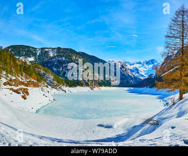 Die verschneite Tal von Highland Gosausee, mit Blue Ice, Gosau, Österreich abgedeckt Stockfoto