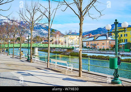 Laufen Sie entlang der Ufer der Traun und auf den Jahrgang Bank entspannen, mit Blick auf die gegenüberliegenden Ufer mit malerischer Villen und historische Villen, Bad Ischl, Stockfoto