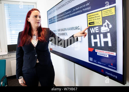 Hamburg, Deutschland. 05 Aug, 2019. Stephanie Schütte, IT-Experte bei der Staatlichen Amt für Straßen, Brücken und Gewässer (LSBG), erklärt der Hamburger neue digitale Baustelle Karte auf einer Pressekonferenz. Die Karte im Internet zeigt Baustellen auf allen großen Straßen und auf die kreisstraßen, die den Verkehrsfluss beeinträchtigen könnten. Credit: Christian Charisius/dpa/Alamy leben Nachrichten Stockfoto