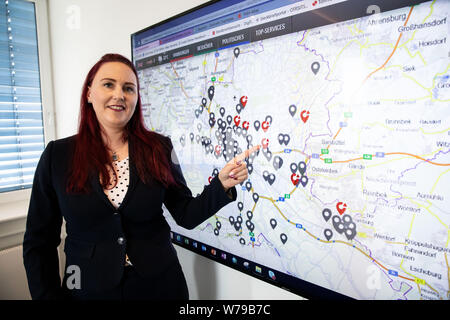 Hamburg, Deutschland. 05 Aug, 2019. Stephanie Schütte, IT-Experte bei der Staatlichen Amt für Straßen, Brücken und Gewässer (LSBG), erklärt der Hamburger neue digitale Baustelle Karte auf einer Pressekonferenz. Die Karte im Internet zeigt Baustellen auf allen großen Straßen und auf die kreisstraßen, die den Verkehrsfluss beeinträchtigen könnten. Credit: Christian Charisius/dpa/Alamy leben Nachrichten Stockfoto
