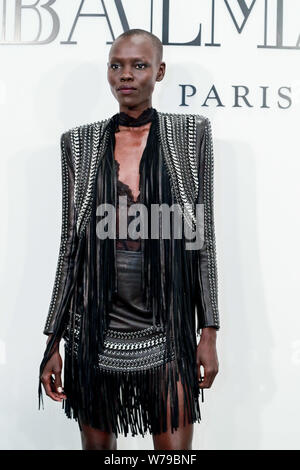 Der Südsudanesische Modell Gnade Bol besucht die Eröffnung eines Fashion Store von Balmain in Shanghai, China, 21. November 2017. Stockfoto