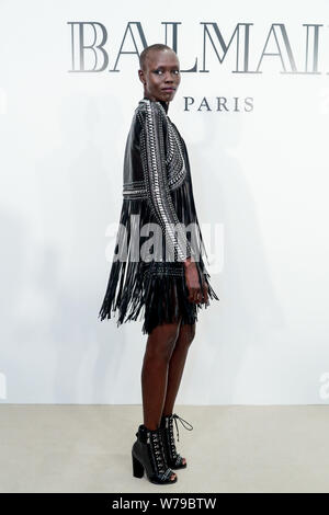 Der Südsudanesische Modell Gnade Bol besucht die Eröffnung eines Fashion Store von Balmain in Shanghai, China, 21. November 2017. Stockfoto