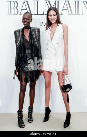 Der Südsudanesische Modell Gnade Bol, Links, und französischen Modell Cindy Bruna nehmen an der Eröffnung eines Fashion Store von Balmain in Shanghai, China, 21. Nr. Stockfoto