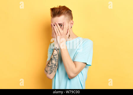 Sorgen stilvolle Ingwer mann Geschäftsmann für das Gesicht mit beiden Händen, Gefühl gestresst nach seinen Fehlern während der Arbeit, die Kamera durch Stockfoto