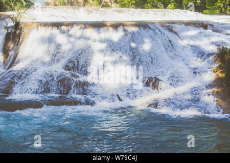 Detail der Wasserfälle von Cascadas de Agua Azul im Bundesstaat Chiapas in Mexiko Stockfoto