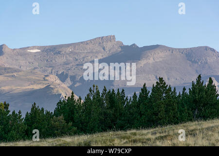 Landschaft der Sierra Nevada, die Gipfel der Mulhacen und Veleta. Stockfoto