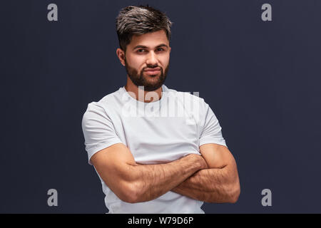 Gut gebauten awesome Mann mit einem Rest nach dem Training im Sportzentrum, Freizeit, Nahaufnahme, Portrait, Menschen, Mode, Pause Stockfoto