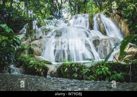 Detail der Wasserfälle von Cascadas de Agua Azul im Bundesstaat Chiapas in Mexiko Stockfoto