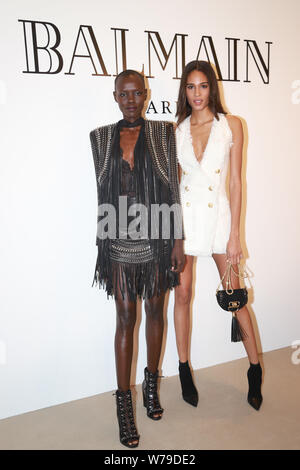 Der Südsudanesische Modell Gnade Bol, Links, und französischen Modell Cindy Bruna nehmen an der Eröffnung eines Fashion Store von Balmain in Shanghai, China, 21. Nr. Stockfoto