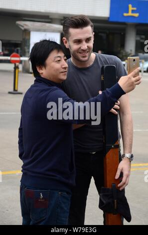 Englisch professional Snooker player Mark Selby selfies nimmt mit einem Ventilator, bevor Sie ein Training am ersten Tag des Shanghai Masters sno 2017 Stockfoto