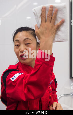 Japanische Reinigung Arbeitnehmer Haruko Niitsu Aktien ihre Berufserfahrung in einer Toilette im Shenzhen Bahnhof Nord in Shenzhen City, South China Guangd Stockfoto