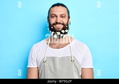 Hübscher junger Mann lachen, lächeln camera.professional talentierte Friseur hilft Ihnen stilvolle Bild erstellen. Glück, isolierte blauer Hintergrund Stockfoto
