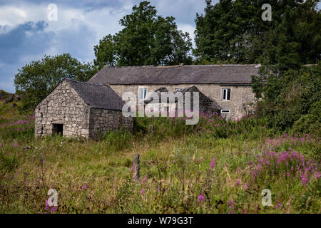 Verlassenen baufälligen Gebäude aus Stein, Hütte/Haus und die Nebengebäude auf der High Peak Trail in der Nähe von harboro Felsen, Brassington, Peak District. Derbyshire. DE Stockfoto