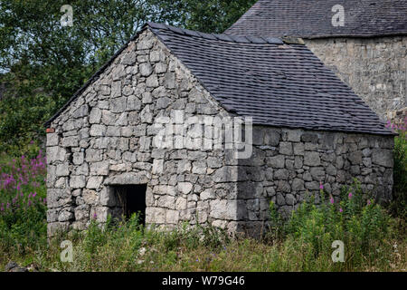 Verlassenen baufälligen Gebäude aus Stein, Hütte/Haus und die Nebengebäude auf der High Peak Trail in der Nähe von harboro Felsen, Brassington, Peak District. Derbyshire. DE Stockfoto