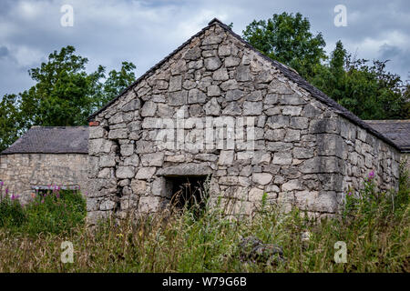 Verlassenen baufälligen Gebäude aus Stein, Hütte/Haus und die Nebengebäude auf der High Peak Trail in der Nähe von harboro Felsen, Brassington, Peak District. Derbyshire. DE Stockfoto