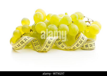 Leckere grüne Trauben. Weiße Trauben und Maßband auf weißem Hintergrund. Stockfoto