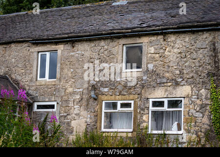 Verlassenen baufälligen Gebäude aus Stein, Hütte/Haus und die Nebengebäude auf der High Peak Trail in der Nähe von harboro Felsen, Brassington, Peak District. Derbyshire. DE Stockfoto