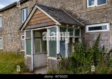 Verlassenen baufälligen Gebäude aus Stein, Hütte/Haus und die Nebengebäude auf der High Peak Trail in der Nähe von harboro Felsen, Brassington, Peak District. Derbyshire. DE Stockfoto