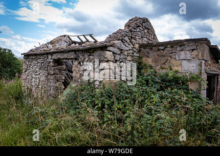 Verlassenen baufälligen Gebäude aus Stein, Hütte/Haus und die Nebengebäude auf der High Peak Trail in der Nähe von harboro Felsen, Brassington, Peak District. Derbyshire. DE Stockfoto