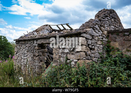 Verlassenen baufälligen Gebäude aus Stein, Hütte/Haus und die Nebengebäude auf der High Peak Trail in der Nähe von harboro Felsen, Brassington, Peak District. Derbyshire. DE Stockfoto