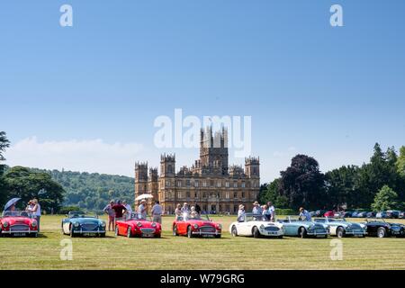 Austin Healey Sport Autos auf dem Rasen an Highclere Castle, dem Schauplatz der Downton Abtei Film, Hampshire, UK geparkt Stockfoto