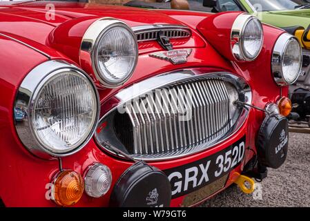 Red Austin Healey mit Rally Scheinwerfer, Rawles klassische Autos, Medtsead, Hampshire, Großbritannien Stockfoto