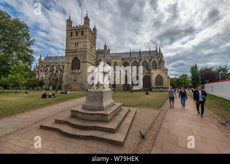 Exeter, Devon, Südwest-England. Montag 5. August 2019. UK Wetter. Leute, und Tauben, genießen Sie die entspannte Atmosphäre am Cathedral Green im Zentrum von Exeter, an einem warmen Tag mit zeitweiligem Sonnenschein. Credit: Terry Mathews/Alamy leben Nachrichten Stockfoto