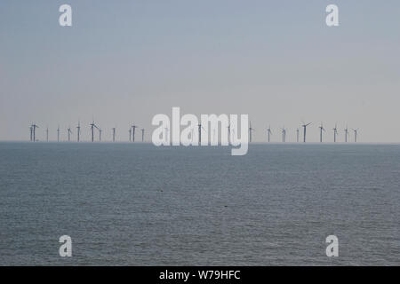 Dunstiger Blick von offshore Windkraftanlagen in der Nordsee in Skegness, Lincolnshire, Großbritannien Stockfoto