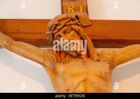 Einer hölzernen Skulptur von Jesus Christus am Kreuz in der Basilika von der Geburt der Jungfrau Maria. Stockfoto