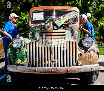 Senior paar Inspektion 1941 Chevrolet truck AK Serie; Engel des Shavano Auto Show, Fund Raiser für Chaffee County Search&Rescue Süd, Salida, Colo Stockfoto