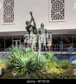 AUSTIN, TX/USA - 14. NOVEMBER: Die fackelträger Skulptur auf dem Campus der Universität von Texas, ein Staat Forschung Universität und das Flaggschiff instit Stockfoto