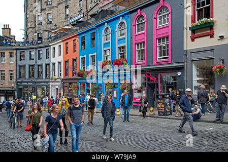 Bunte Geschäfte säumen die Victoria Street in Edinburgh Old Town. Stockfoto