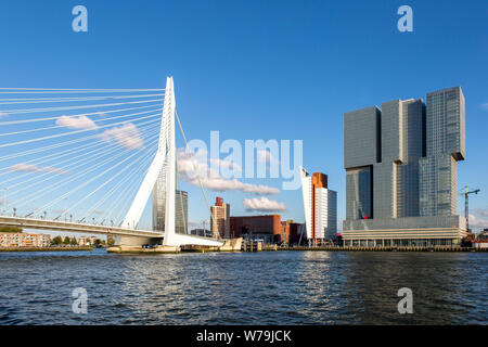 Stadtbild der niederländischen Stadt Rotterdam mit Hochhäuser im Bankenviertel und Hafen mit der Erasmus Brücke vom Wasser aus gesehen Stockfoto