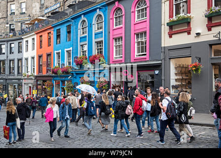 Bunte Geschäfte säumen die Victoria Street in Edinburgh Old Town. Stockfoto