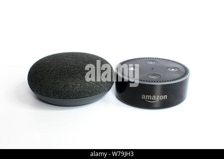 Google Home Mini und Alexa Echo Punkt auf weißem Hintergrund Stockfoto