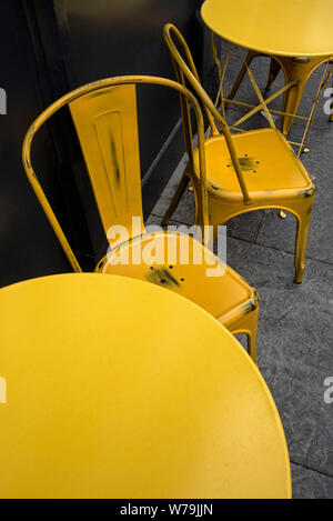 Gelb, Tisch und Stühlen vor einem Cafe in Edinburgh, Schottland, Großbritannien. Stockfoto