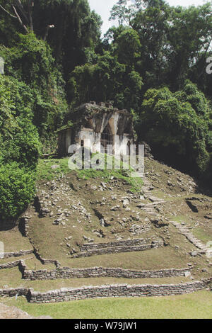 Palenque, Chiapas/Mexiko - 21/07/2019: Detail der archäologischen Pre hispanic Maya Stätte von Palenque in Chiapas, Mexiko Stockfoto