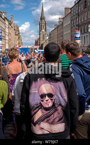 Street Performer unterhalten die Besucher des Edinburgh Fringe Festival auf der Royal Mile, Edinburgh, Schottland, Großbritannien. Stockfoto