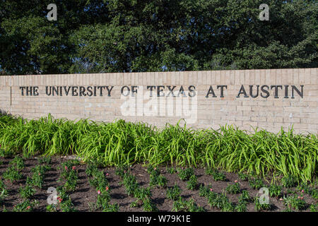 AUSTIN, TX/USA - 14. NOVEMBER: Eingangsschild auf dem Campus der Universität von Texas, ein Staat Forschung Universität und das Flaggschiff Träger des Stockfoto