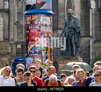 Die Statue von Adam Smith schaut auf die Nachtschwärmer am Edinburgh Festival Fringe 2019 - The Royal Mile, Edinburgh, Schottland, Großbritannien. Stockfoto